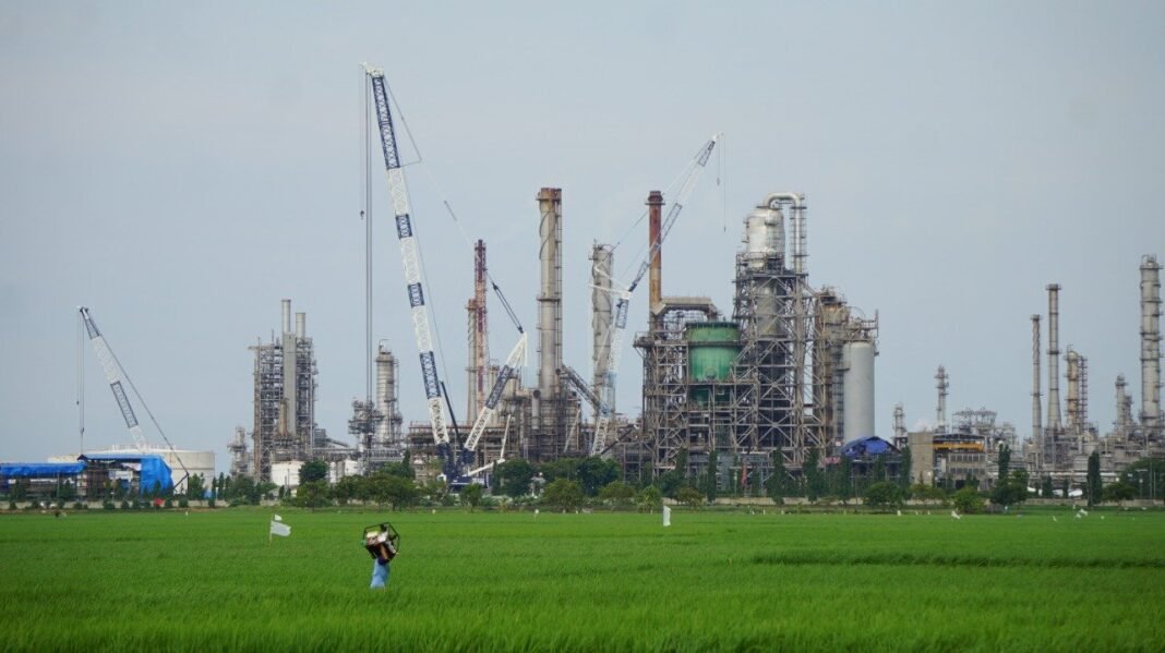Jalan Menuju Kilang Pertamina Balongan Ditutup Sementara Jalan Menuju Kilang Pertamina Balongan Ditutup Sementara