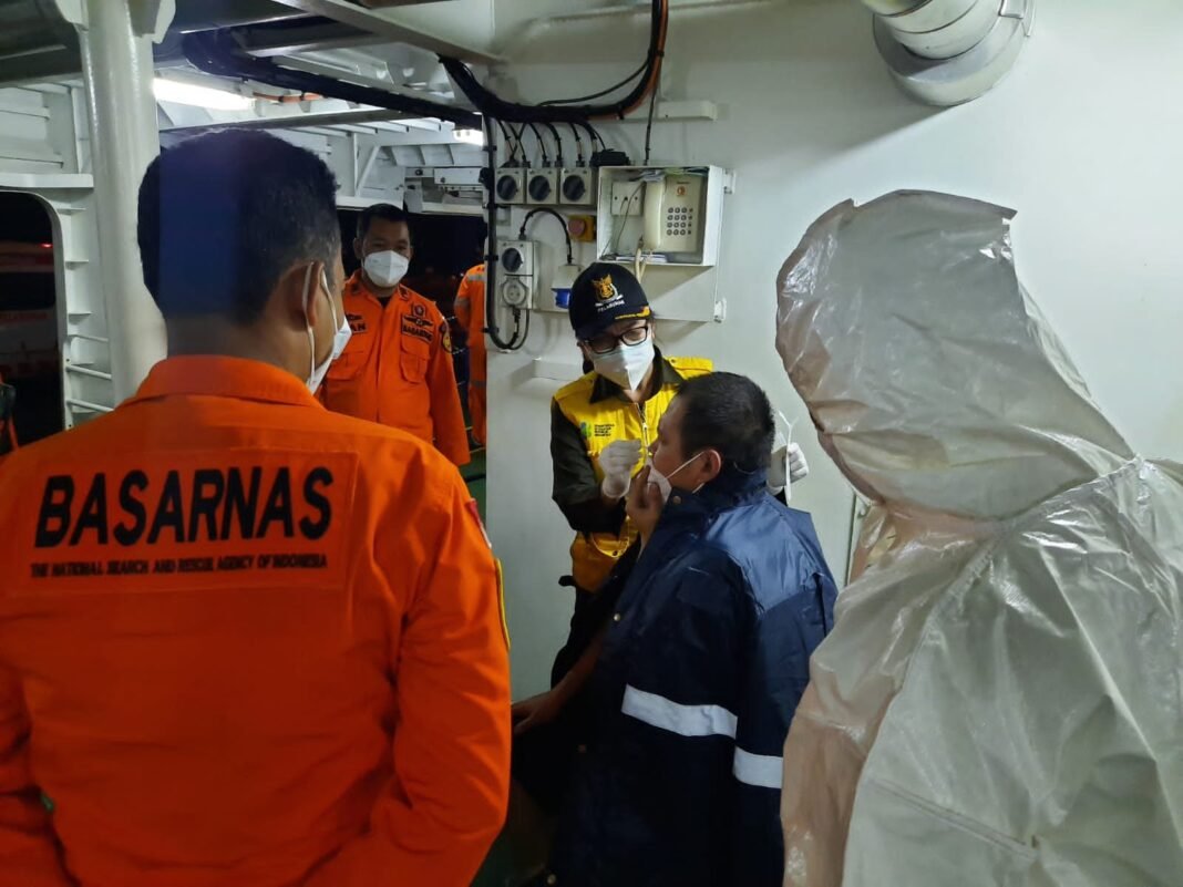 Basarnas Sulsel Evakuasi Awak Kapal Berbendera Cina di Perairan Tanakeke Takalar Basarnas Sulsel Evakuasi Awak Kapal Berbendera Cina di Perairan Tanakeke Takalar