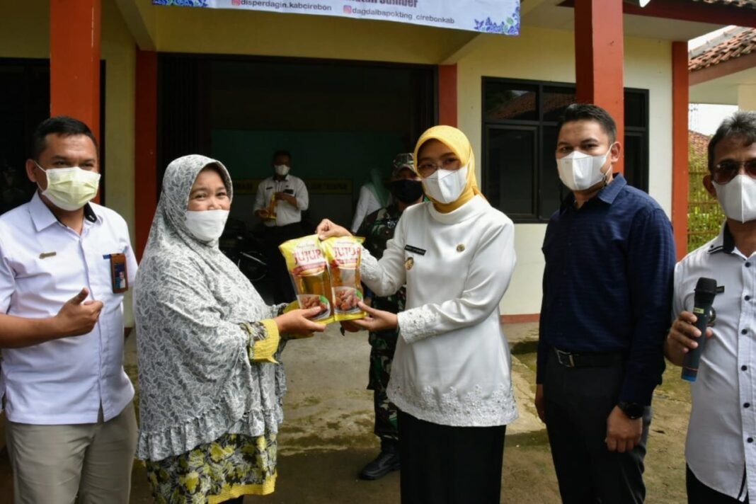 Atasi Kelangkaan, Pemkab Cirebon Gelar Pasar Murah Minyak Goreng Atasi Kelangkaan, Pemkab Cirebon Gelar Pasar Murah Minyak Goreng