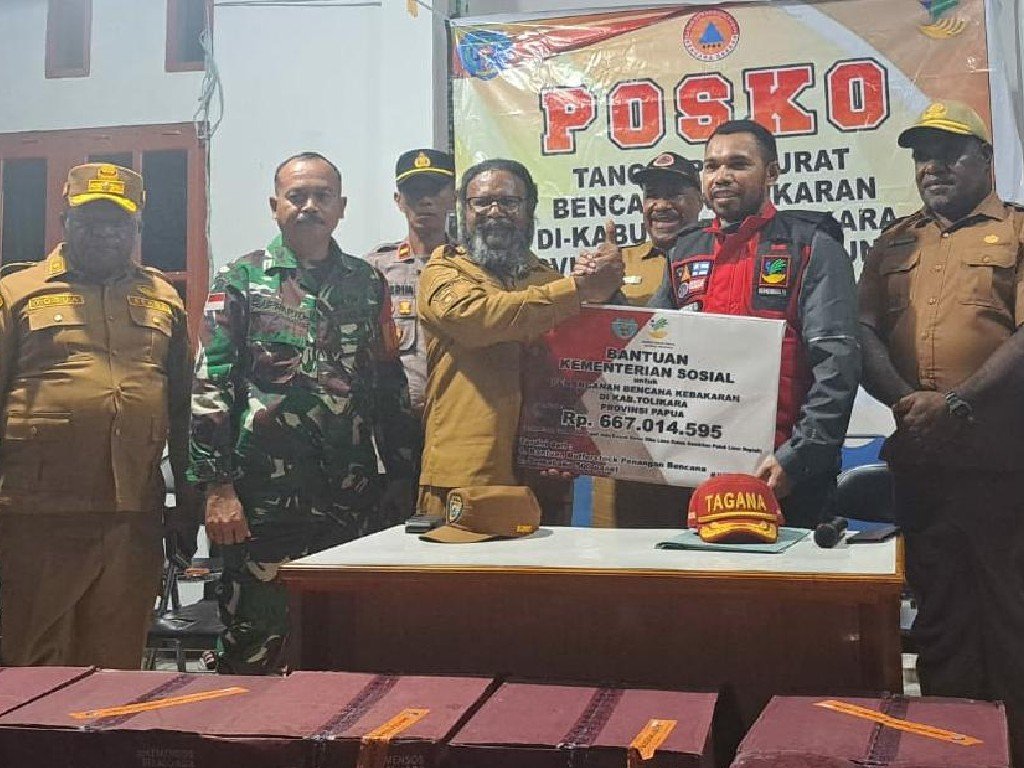 Bantuan diterima langsung Bupati Tolikara Willem Wandik, S.Sos. (Foto: Ist)
