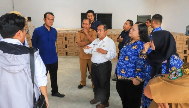 Pemko Pematangsiantar melalui Kepala Dinas Koperasi, UMKM, dan Perdagangan Kota Pematangsiantar Herbet Aruan memantau harga minyak goreng subsidi Minyakita.