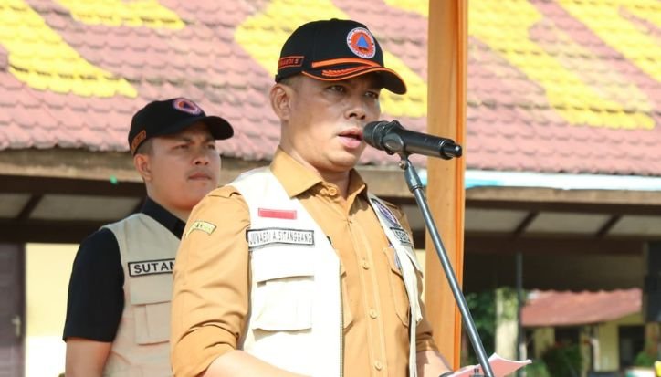 Wali Kota Wesly Silalahi yang diwakili Sekretaris Daerah Junaedi Antonius Sitanggang saat memimpin Apel Kesiapsiagaan Bencana 2026 Kota Pematangsiantar di Lapangan Brimob Subden 2B Pematangsiantar, Selasa (28/04/2026) pagi. (Foto: Diskominfo Pematangsiantar)