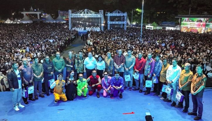 Wali Kota Wesly Silalahi bersama Ketua TP PKK Liswati Wesly Silalahi menghadiri puncak konser peringatan Hari Jadi ke-155 Kota Pematangsiantar di Lapangan Adam Malik, Sabtu (25/04/2026) malam.