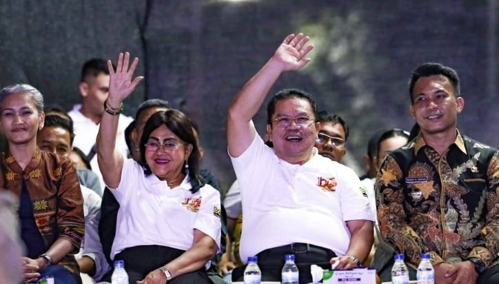 Wesly Silalahi bersama Ketua TP PKK Liswati Wesly Silalahi menghadiri puncak konser peringatan Hari Jadi ke-155 Kota Pematangsiantar di Lapangan Adam Malik, Sabtu (25/04/2026) malam.