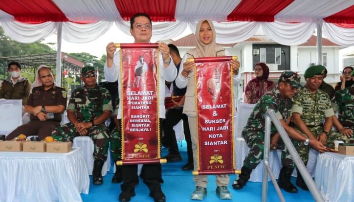 Perayaan HUT ke-155 Pematangsiantar, Wesly Silalahi Lepas Parade Spektakuler Perayaan HUT ke-155 Pematangsiantar, Wesly Silalahi dan Herlina pajang flyer ucapan.