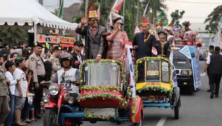 Perayaan HUT le-155 Pematangsiantar diwarnai parade becak. 