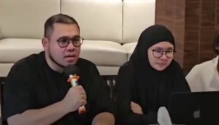Istri Ibrahim Arief alias Ibam menemani suaminya memberikan keterangan pers.