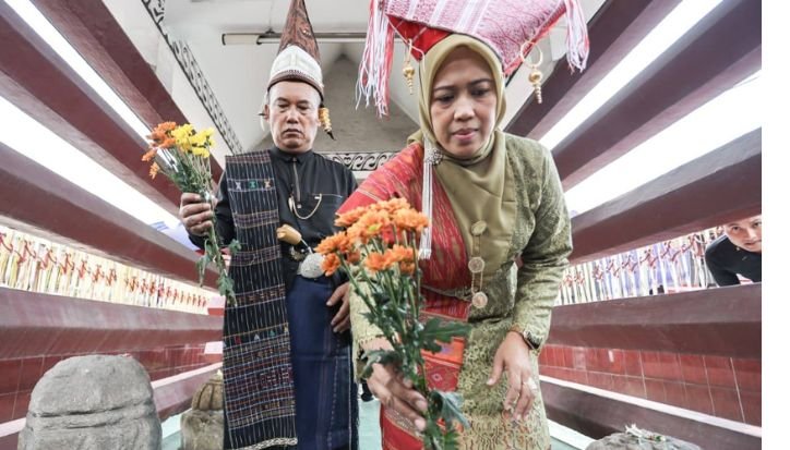 Wakil Wali Kota Herlina dan suami ikut ziarah di jorat Raja Siantar.