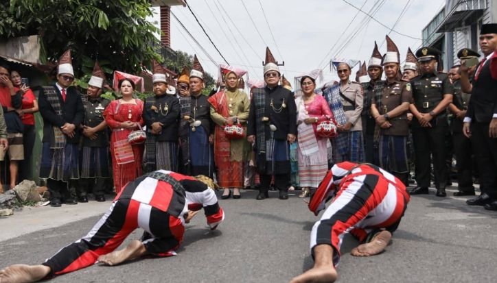 wesly silalahi ziarah ke jorat raja siantar, ditemani pejabat daerah lainnya.