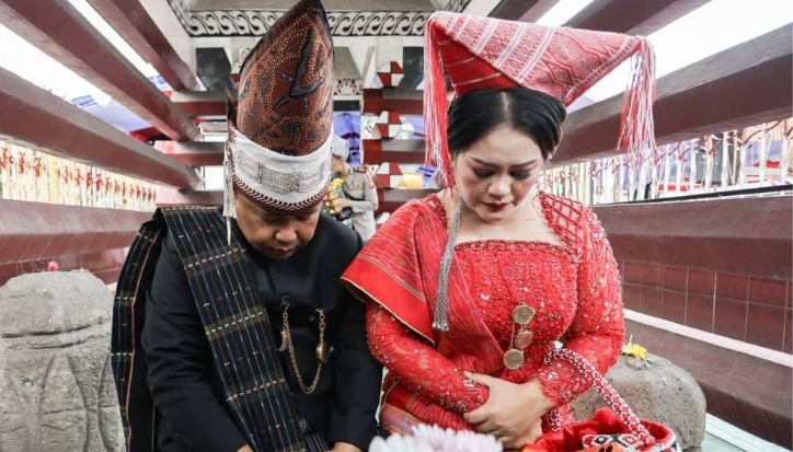 Ketua DPRD Timbul Marganda Lingga dan istri. 
