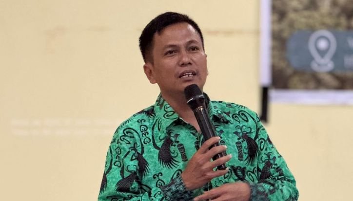 Pemerintah didesak bersikap tegas pasca pencabutan izin konsesi TPL menurut Anggiat Sinaga dari Aliansi Gerakan Rakyat Tutup TPL.