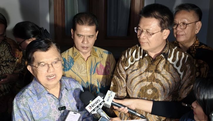 Ephorus HKBP dan Jusuf Kalla memberikan keterangan pers.