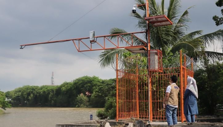 BNPB pasang unit sensor pemantauan tinggi muka air Flood Early Warning System (EWS) di kawasan Taman Putroe Phang, Gampong Sukaramai, Kecamatan Baiturrahman, Kota Banda Aceh. (Foto: BNPB)