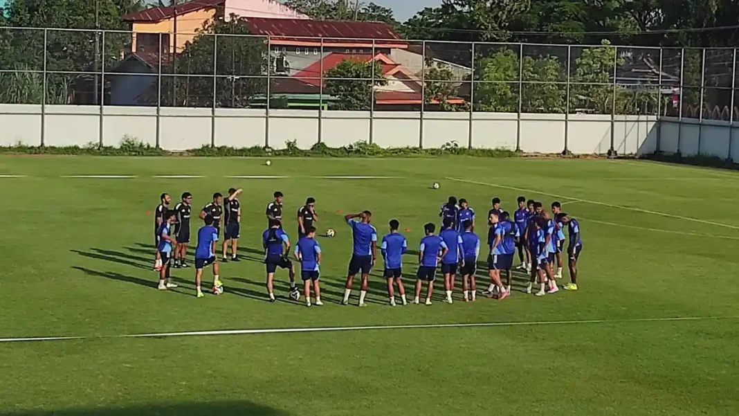 Skuat PSM saat latihan di Stadion Kalegowa. (Foto: Opsi/Rio)
