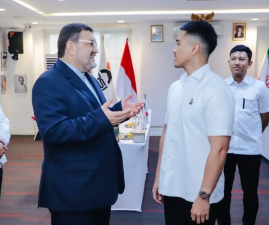 Kaesang Terima Kunjungan Dubes Iran, Minta Tanker Pertamina Bisa Lewati Selat Hormuz Ketua Umum DPP PSI Kaesang Pangarep menerima silaturahmi Duta Besar (Dubes) Iran untuk Indonesia, Mohammad Boroujerdi.
