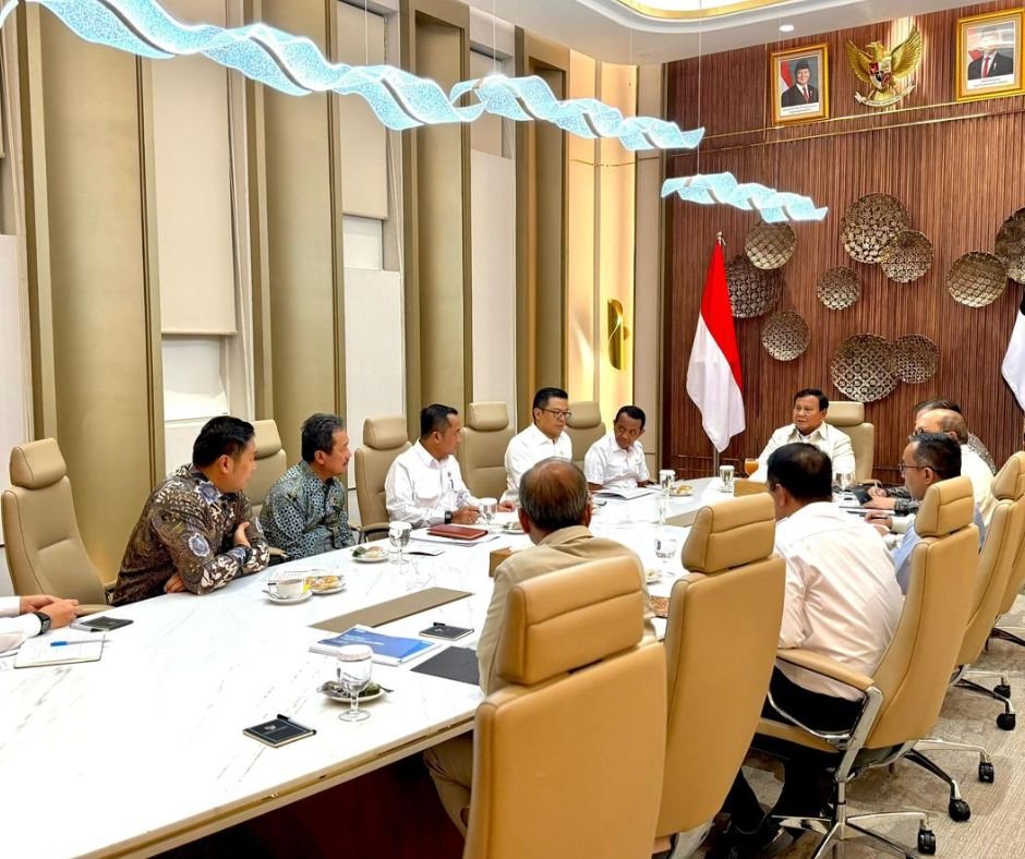 Presiden Prabowo Subianto langsung menggelar Rapat Terbatas (Ratas) bersama sejumlah anggota Kabinet Merah Putih setibanya di Tanah Air usai lawatan ke Rusia dan Prancis, pada Kamis, 16 April 2026. Read more: https://setkab.go.id/seskab-teddy-presiden-prabowo-gelar-ratas-terbatas-akselerasi-program-strategis-nasional-usai-lawatan-eropa/
