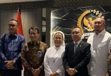 Selesai, Uang Paroki Aek Nabara Rp 28 Miliar Sudah Dikembalikan BNI endahara CU Paroki Aek Nabara Natalia Situmorang dengan Direktur Utama BNI Putrama Wahju Setyawan di Kompleks Parlemen.