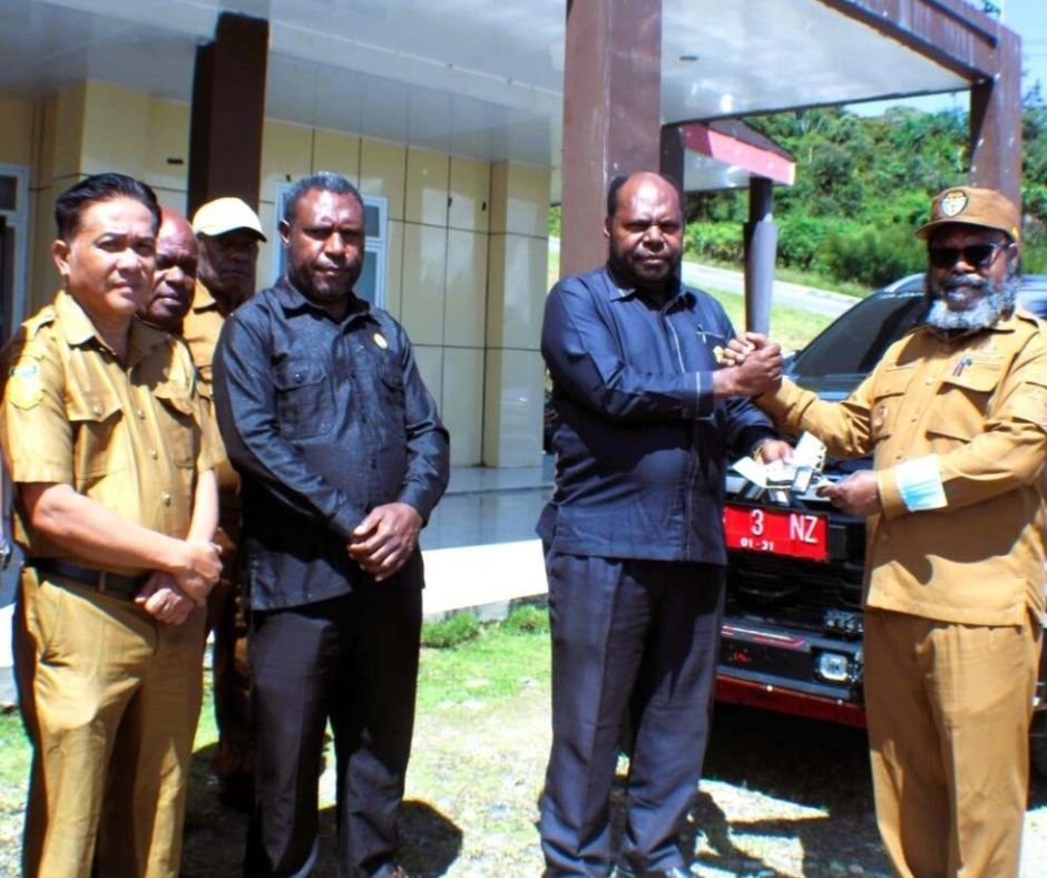 Bupati Tolikara Willem Wandik serahkan kendaraan dinas Pimpinan DPRK Tolikara.