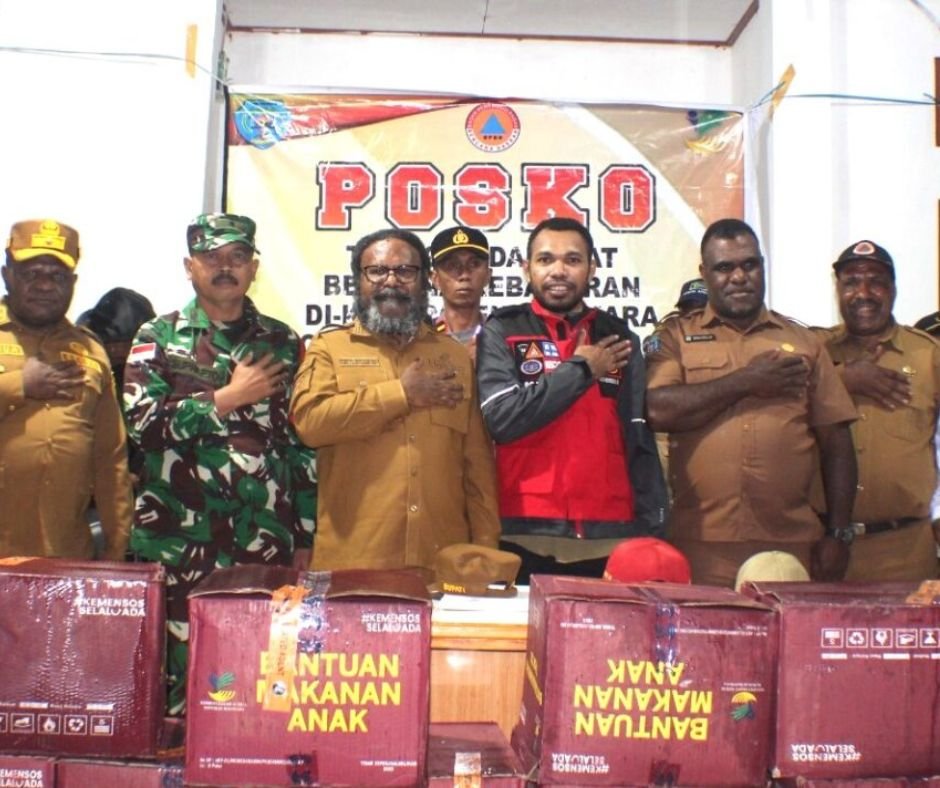 Bupati Willem Wandik terima bantuan dari Kemensos untuk korban kebakaran di Karubaga.