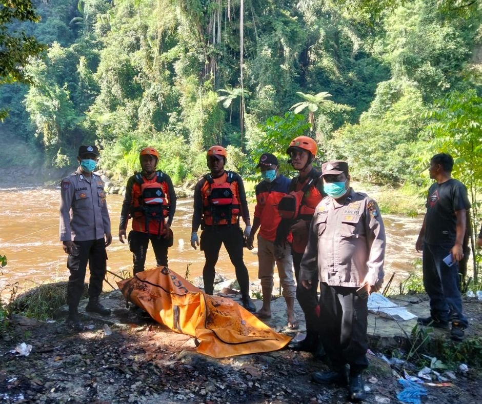 Tim SAR temukan korban terpeleset di sungai Pakpak Bharat.