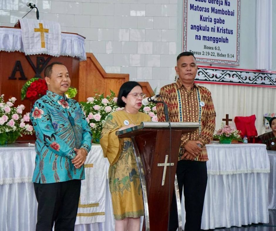 Wali Kota Pematangsiantar Wesly Silalahi SH MKn diwakili Staf Ahli Bidang Pemerintahan Drs Happy Oikumenis Daely menghadiri acara Pesta Jubileum GKPS Jalan Sudirman, Minggu, 12 April 2026.