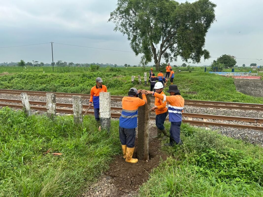 PT Kereta Api Indonesia Daop 3 Cirebon Lakukan Penutupan Perlintasan Sebidang PT Kereta Api Indonesia Daop 3 Cirebon