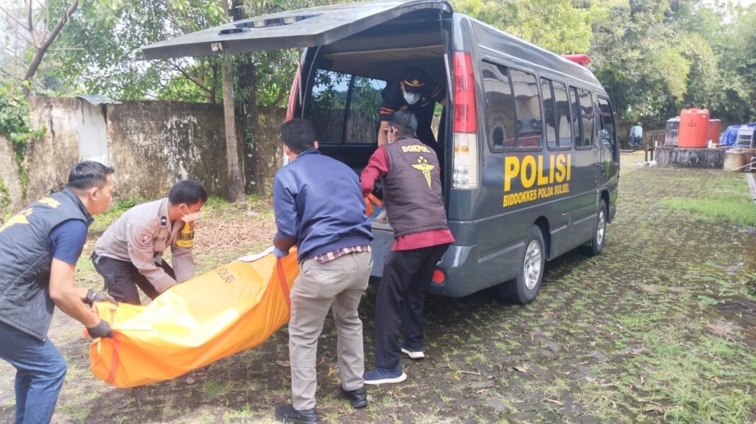 Proses evakuasi jenazah yang ditemukan di belakang kampus Unhas. (Foto: Opsi/RA)