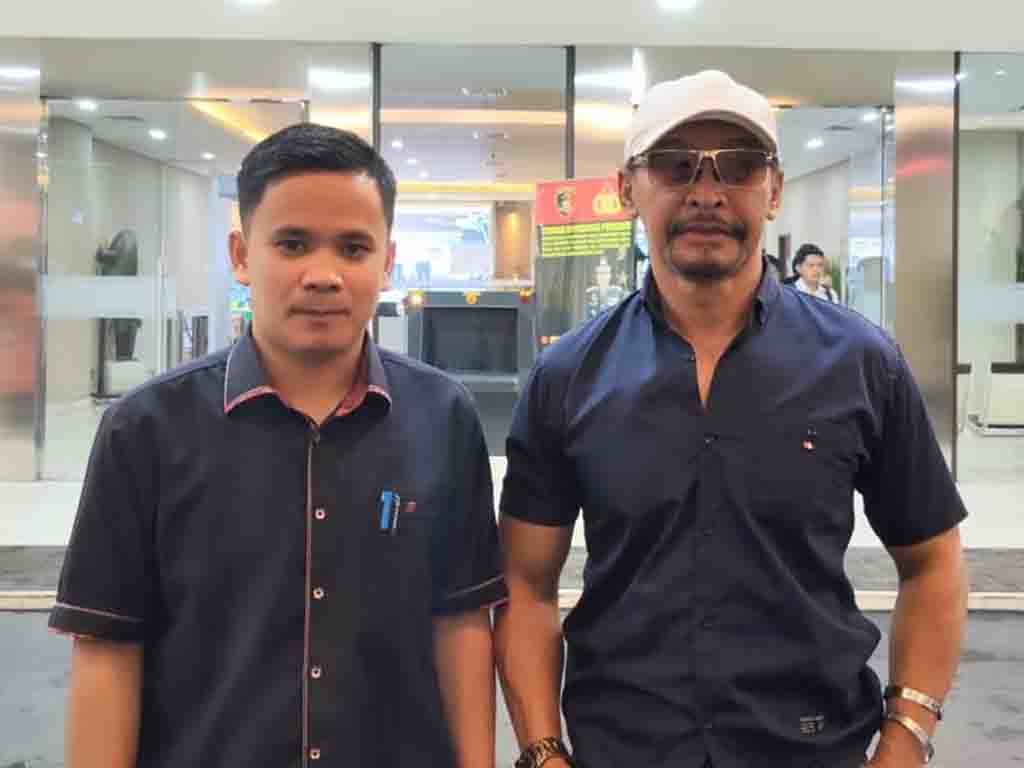 Dayu AG bersama kuasa hukumnya, Arianto Hulu di depan gedung Bareskrim Polri. (Foto: Istimewa)