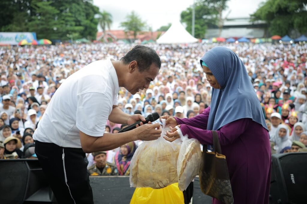 Momen saat Mentan beri uang Rp20 Juta untuk pedagang kerupuk di Bone.