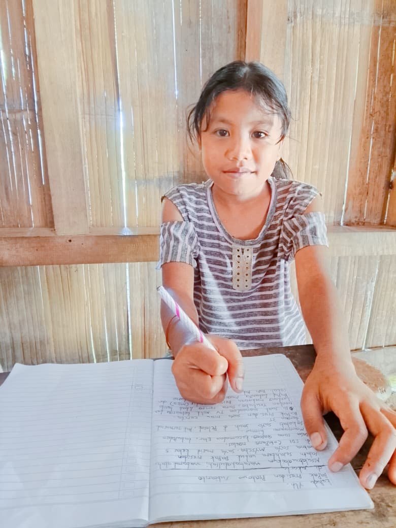 Siswi SD di Kabupaten Manggarai Timur NTT tulis surat untuk Presiden Prabowo. (Foto: Ist)