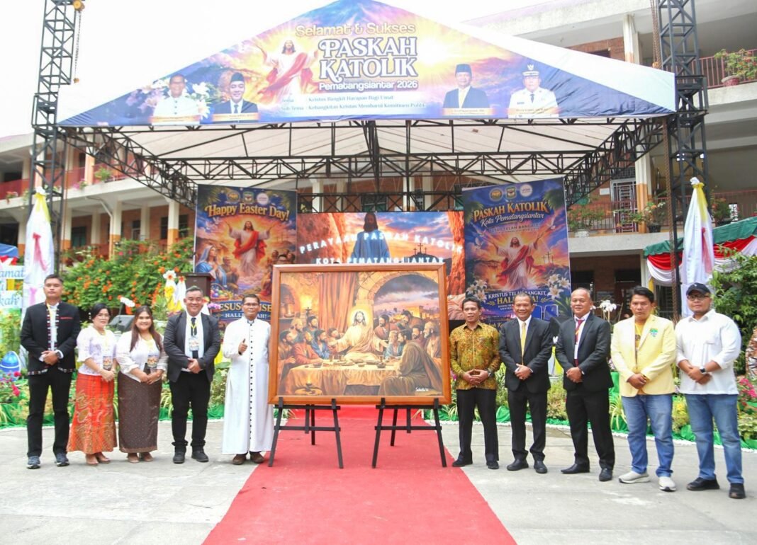 Wali Kota Wesly Terima Lukisan The Last Supper di Puncak Perayaan Paskah Katolik Siantar Lukisan The Last Supper di Acara Puncak Perayaan Paskah Katolik Kota Pematangsiantar