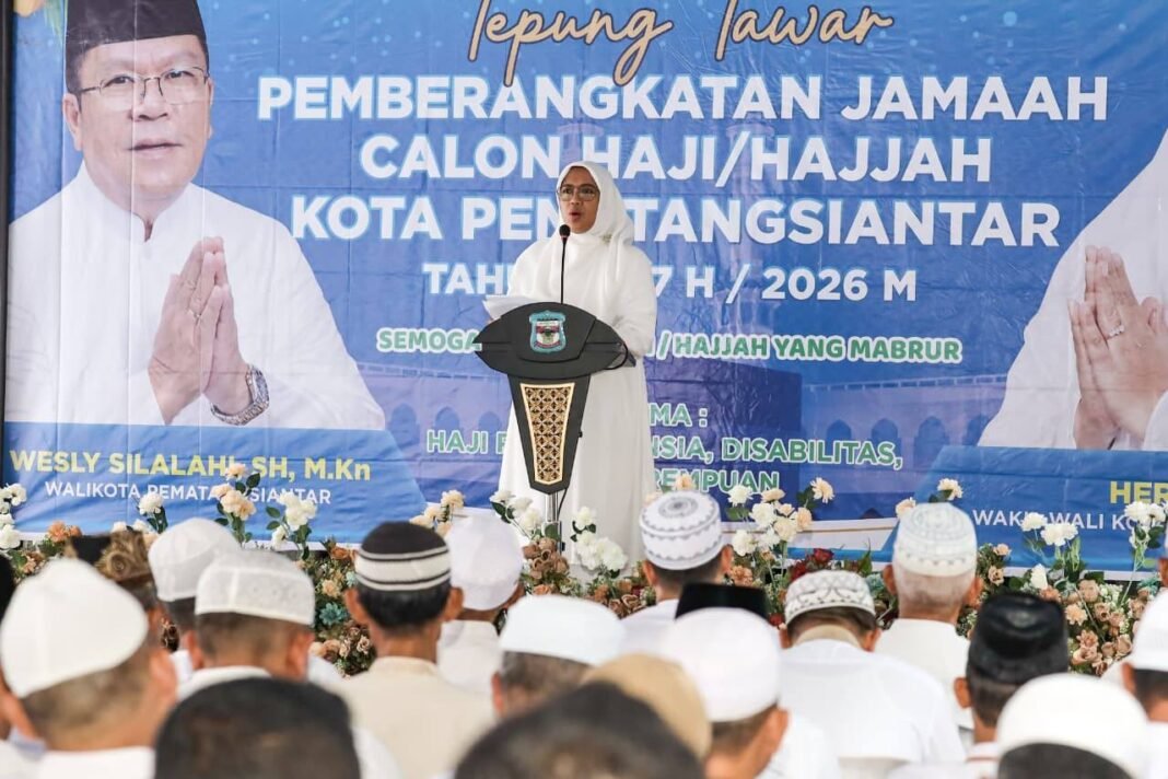 110 Jamaah Calhaj Siantar Ditepung Tawar, Pemko Titip Doa Wakil Wali Kota Herlina mewakili Wali Kota Wesly Silalahi.