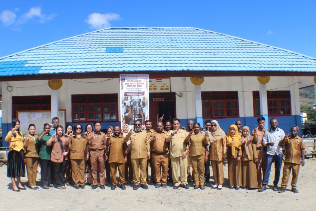Bupati Willem Wandik secara simbolis membuka pelaksanaan Ujian Sekolah tingkat SMP se-Kabupaten Tolikara di SMP Negeri Karubaga, Selasa (21/4/2026).