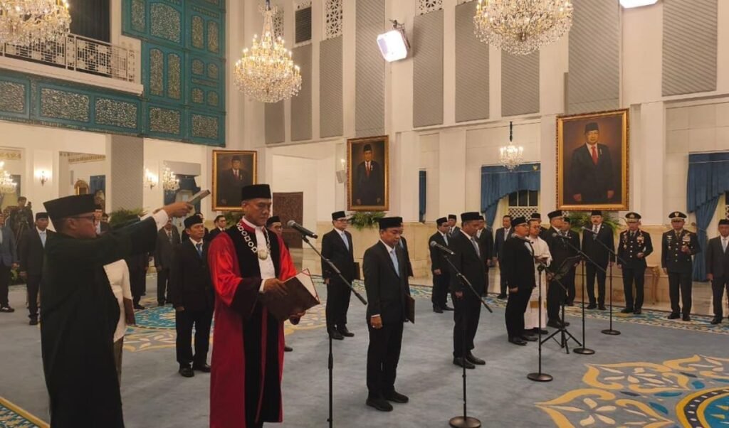 Prosesi pelantikan Liliek Prisbawono Adi sebagai Hakim MK. (Foto: Satpres)