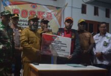 Kemensos Serahkan Bantuan Korban Kebakaran di Karubaga Tolikara serahkan bantuan