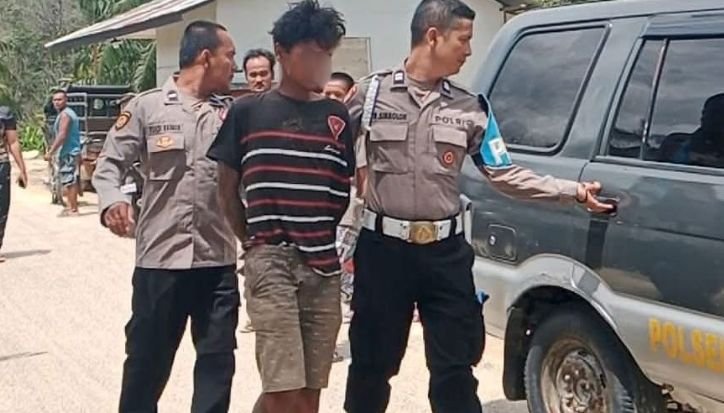 Pelaku pencabulan bocah perempuan SD saat digiring petugas kepolisian. (Foto: Opsi/Rahmat Hidayat).