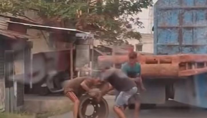 Aksi kawanan bajing loncat curi velg dari atas truk tertangkap kamera warga. (Foto: Opsi/Rahmat Hidayat).