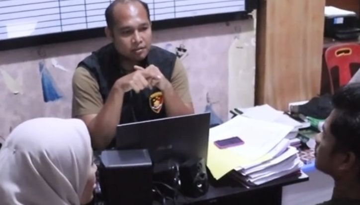 Ayah menganiaya anak tirinya di Langkat menjalani pemeriksaan. (Foto: Opsi/Rahmat Hidayat).