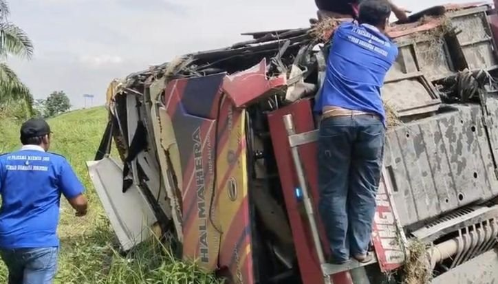 19 Penumpang Bus Halmahera Masih Dirawat, Dua Sopir Kabur Usai Kecelakaan Maut di Tol JMKT Bus Halmahera mengalami kecelakaan, keluar Tol JMKT di Serdang Bedagai. (Foto: Opsi/Rahmat Hidayat).