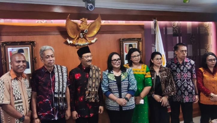 Komisi V DPRD NTT dengan Menteri dan Wamen Sosial. (Foto: Opsi/Irekz)