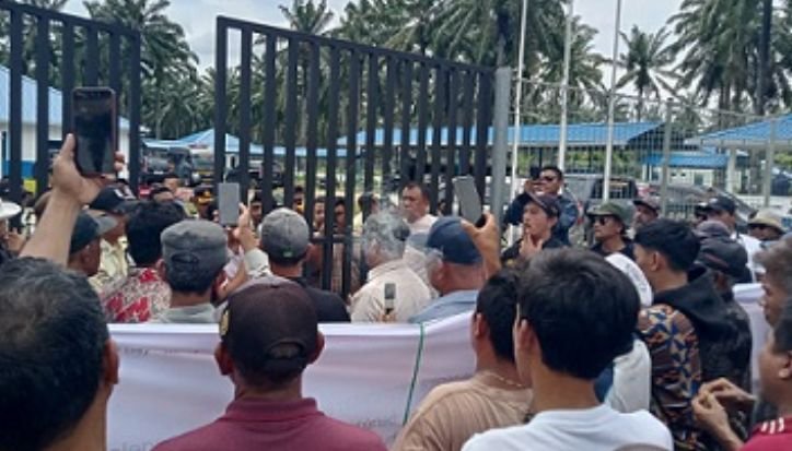 Unras Plasma Simalungun Memuncak, Polisi Berhasil Cegah Bentrokan Aksi unjuk rasa massa Kelompok Tani Kebun Plasma Tunas Malela Simalungun Jaya di depan kantor PT Eastern Sumatera Indonesia (Sipef Bukit Maradja), Kabupaten Simalungun, Rabu (13/5/2026).