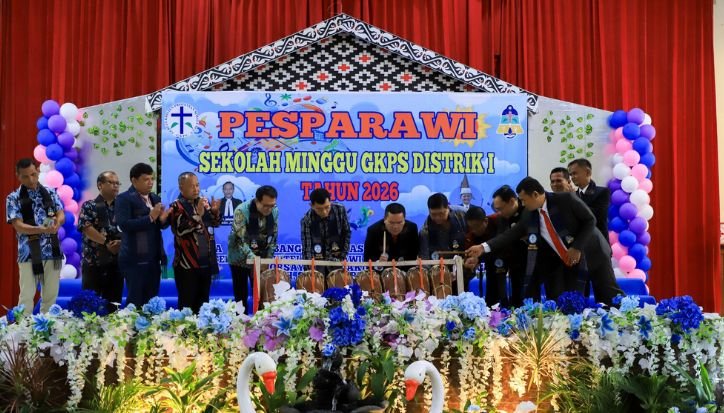 Wali Kota Wesly Tabuh Gonrang Simalungun Tandai Pembukaan Pesparawi GKPS Distrik I wali kota