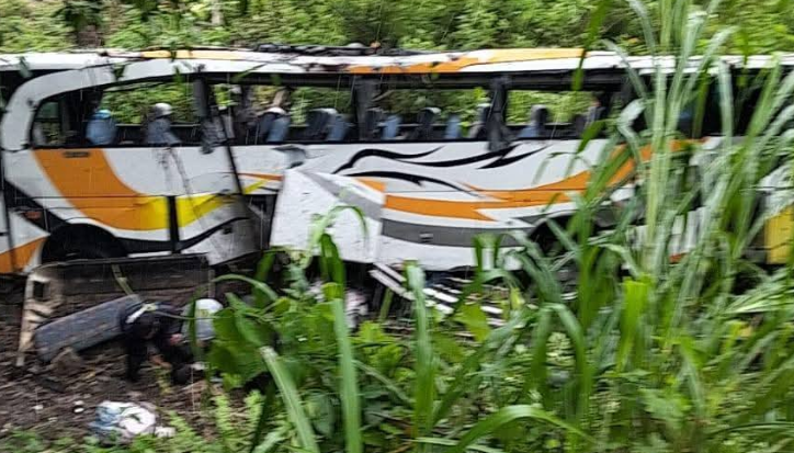 bus rombongan dengan penumpang anak sekolah minggu masuk jurang di Toba
