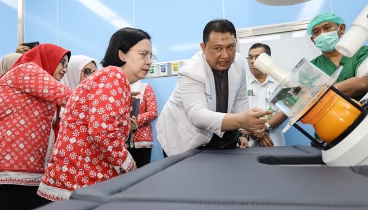 Layanan Extracorporeal Shock Wave Lithotripsy (ESWL) di Rumah Sakit Umum Daerah (RSUD) dr Djasamen Saragih