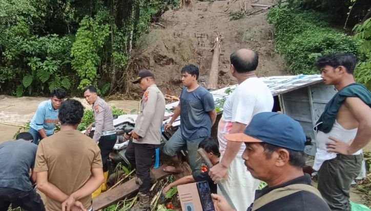pikap diterjang longsor