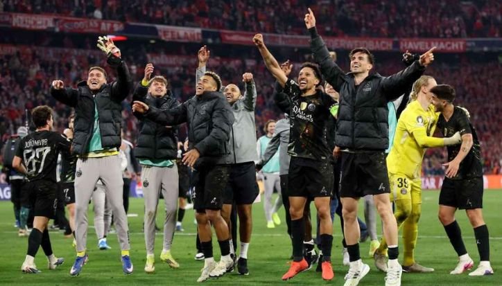 para pemain PSG berpesta usai lolos ke final