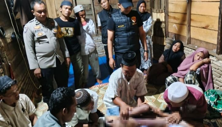 Rumah Duka: Pelajar SMA yang bunuh diri setelah minum racun. (Foto: Opsi/Rahmat Hidayat)
