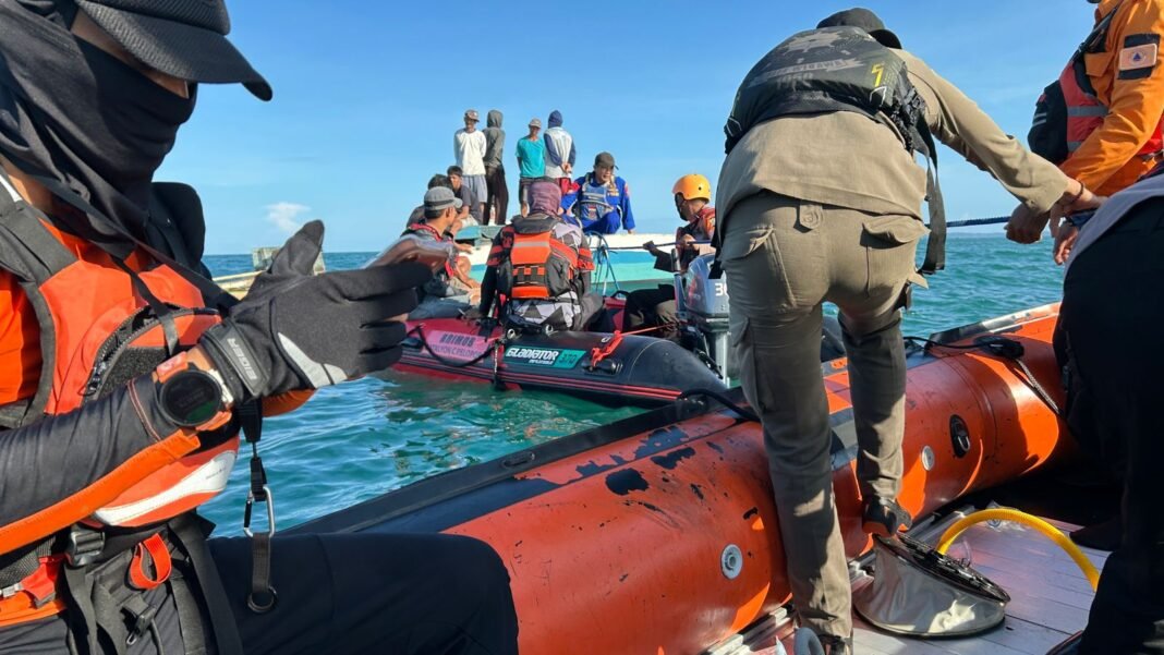 Proses pencarian nelayan yang dikabarkan hilang saat melaut di Bone, Sulsel. (foto: Basarnas)