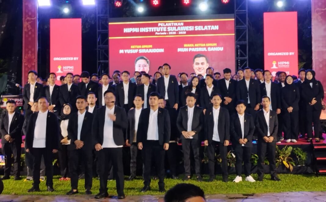 Ketua dan pengurus DPD HIPMI Institute Sulsel yang baru dilantik, Sabtu 2 Mei 2026 malam. (Foto: Opsi/Rio)