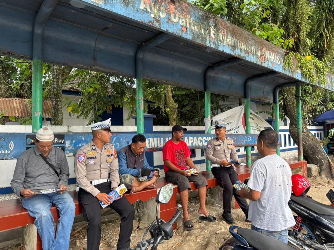 Polda Sulbar edukasi warga terkait keselamatan di jalan Raya. (Foto: Opsi/Eka Musriang)